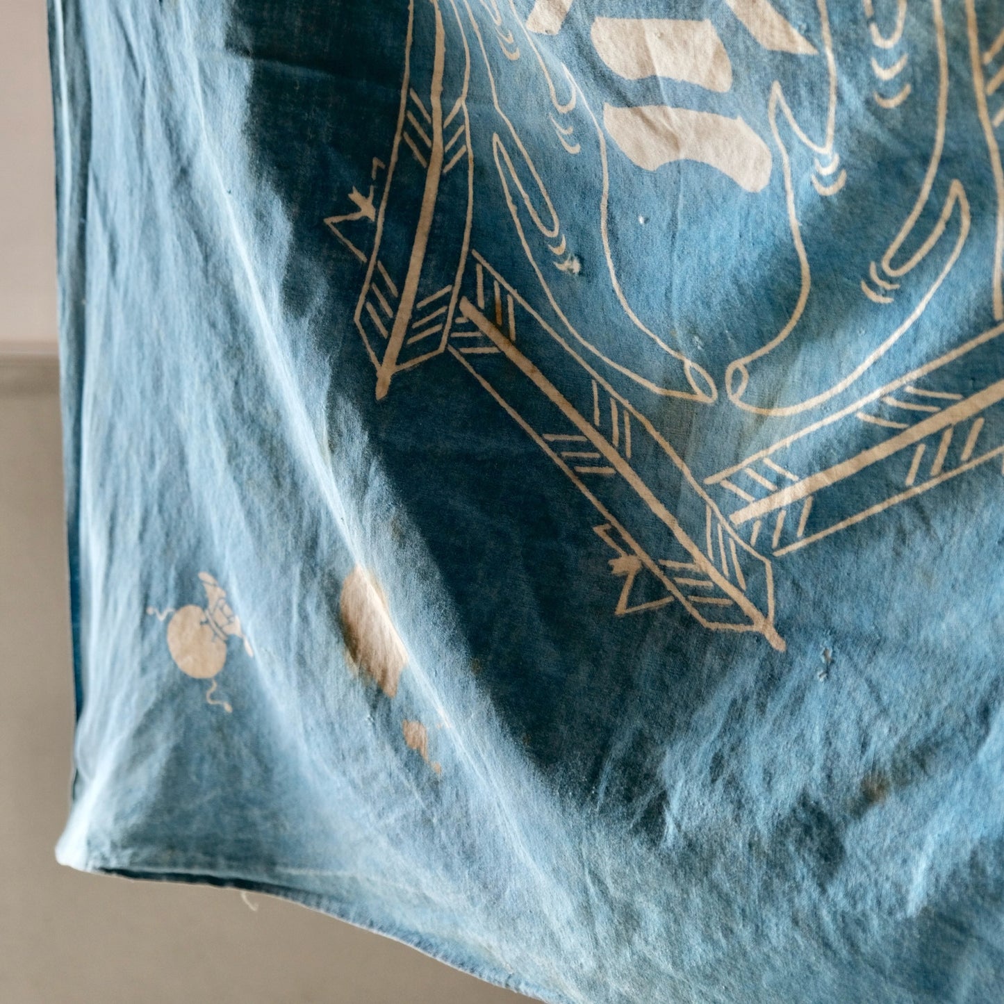 Vintage Japanese Furoshiki family crest indigo dyed cotton textile (b-7)